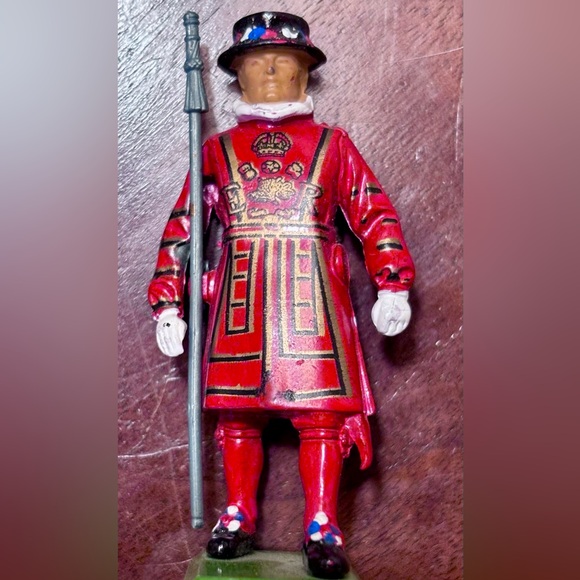 Vintage Beefeater Metal lead Toy Soldier-Hand painted - Picture 2 of 3